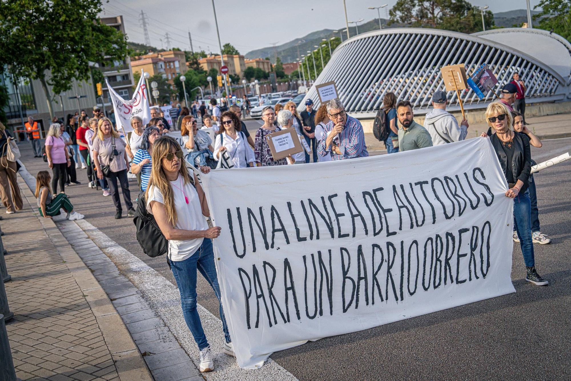 Manifestación de vecinos de Torre Baró contra el bus a demanda y para reclamar una línea regular en la cara sur del barrio.