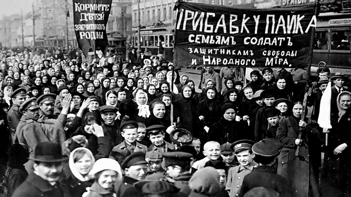 Traballadoras téxtiles en San Petersburgo (1917).
