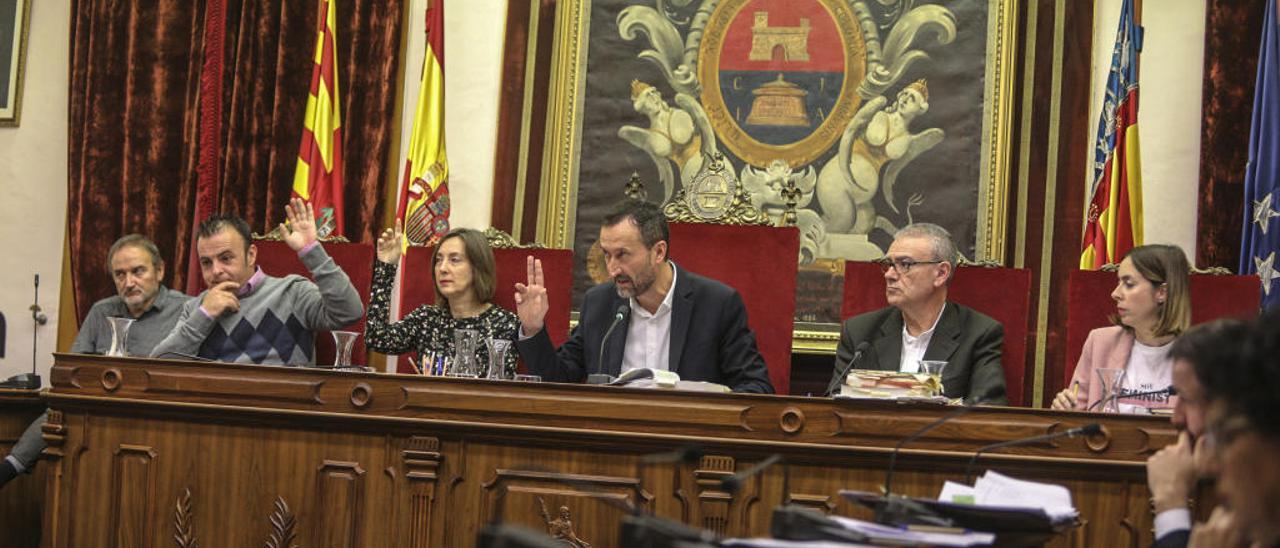 Parte del equipo de gobierno durante un pleno municipal.