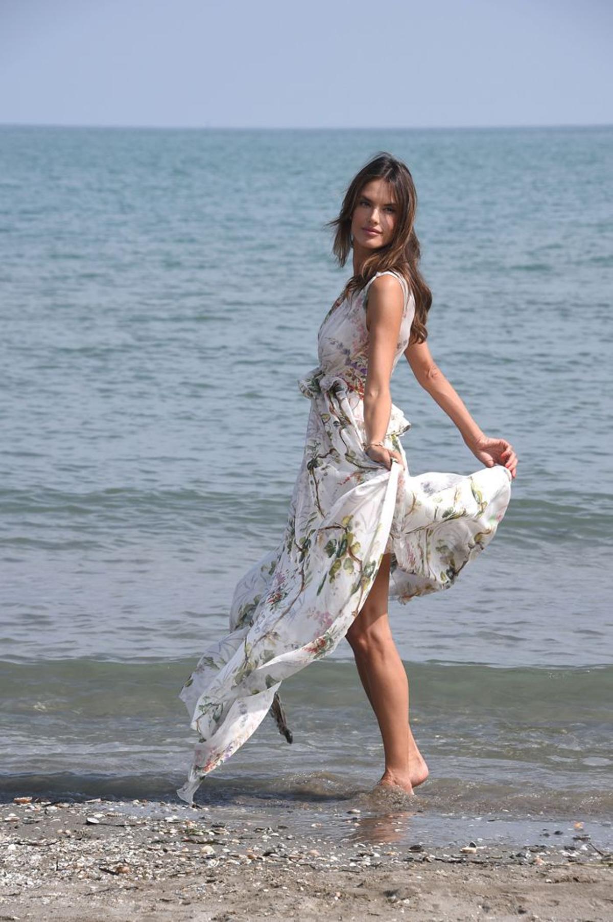Alessandra Ambrosio en un posado en las playas de Venecia