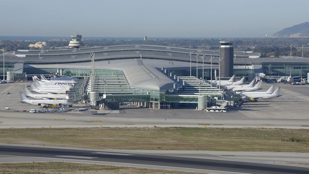 Archivo - Termina 1 del Aeropuerto de Barcelona-El Prat