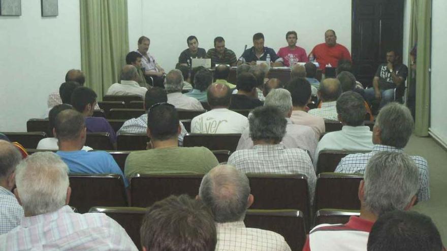 Socios del club cinegético y miembros de la junta directiva durante una asamblea general. Foto