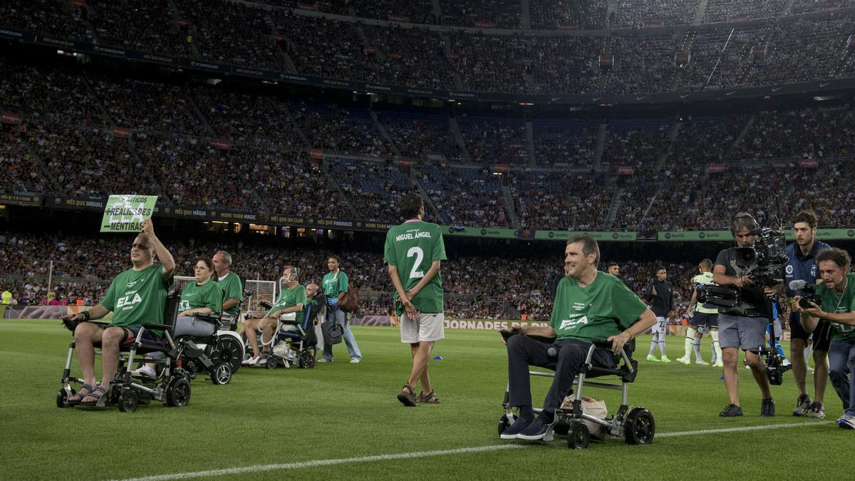 Barcelona 24.08.2022. Deportes. Juan Carlos Unzué y otros afectados de ELA tras dirigirse al Camp Nou en los preliminares del partido benéfico en favor de la enfermedad de la ELA entre el FC Barcelona y el Manchester City en el Camp Nou. Fotografía de Jordi Cotrina