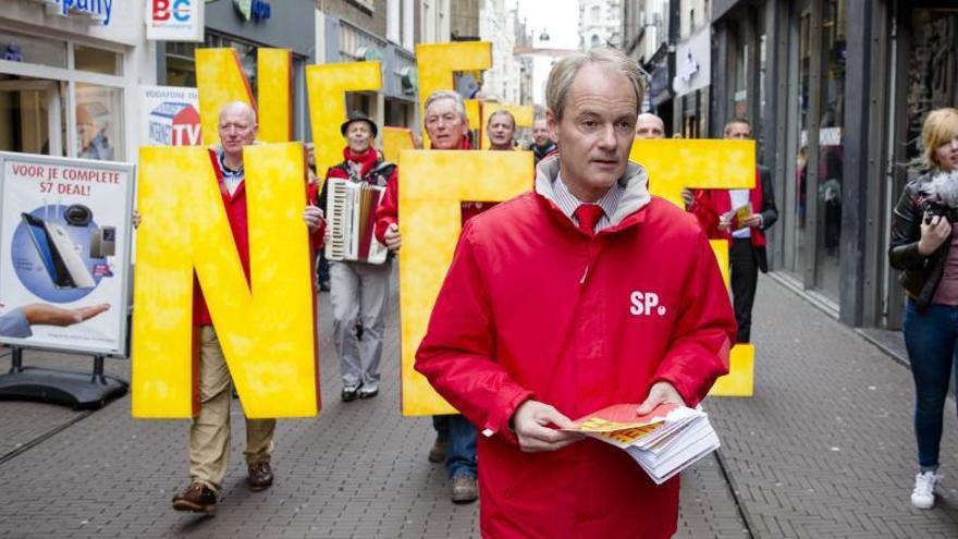 El socialista Van Bommel reparte panfletos contra el referéndum.