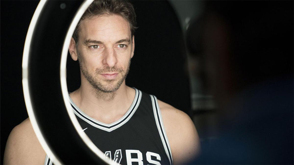 Pau Gasol posa durante una sesión de fotos en el Día de Medios de los Spurs