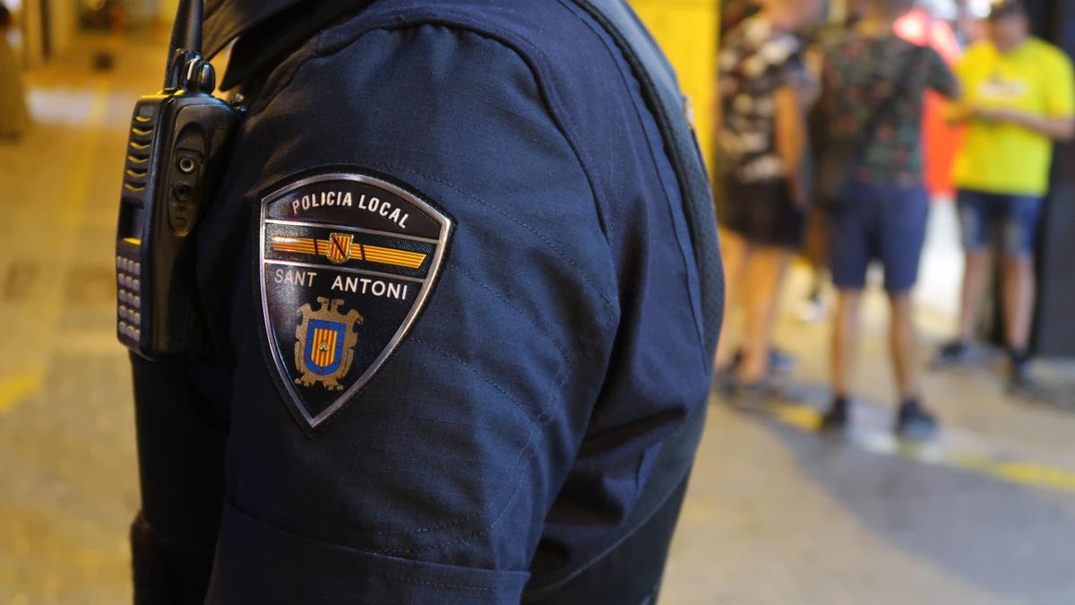 Un policía local de Sant Antoni, en una imagen de archivo.