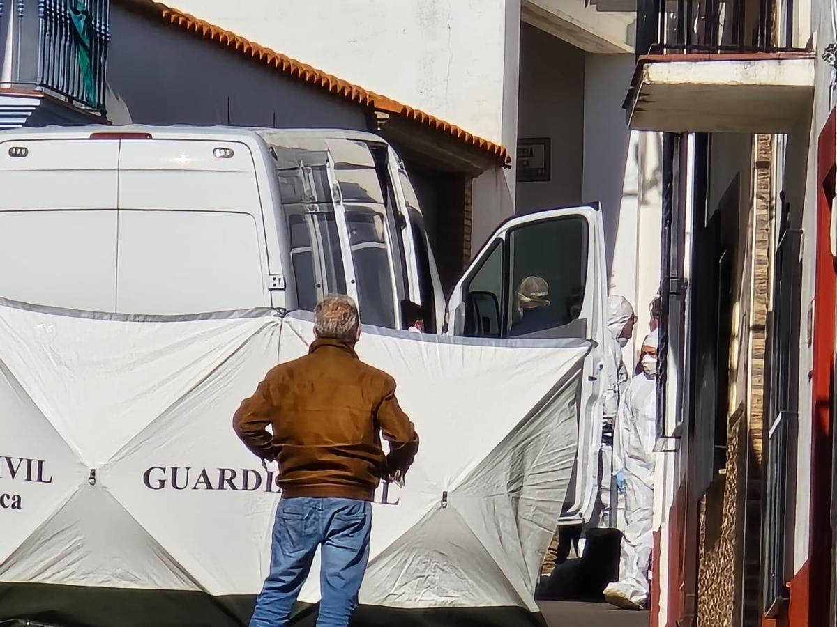 Fotogalería | El despliegue de la UCO en Hornachos, en imágenes