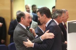 El Consejero delegado de Iberdrola, Ignacio Galán, saluda a Pedro Sánchez en la presentación del anteproyecto de Ley de Cambio Climático.