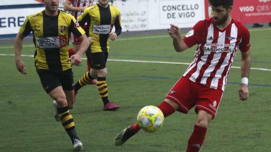 Jesús golpea el esférico en el encuentro de la semana pasada ante el Rápido de Bouzas. // José Lores