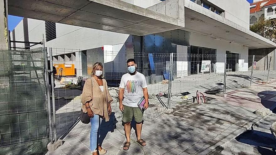 Morales y Massri, ayer, en el centro de salud de San Pedro. | L. O.