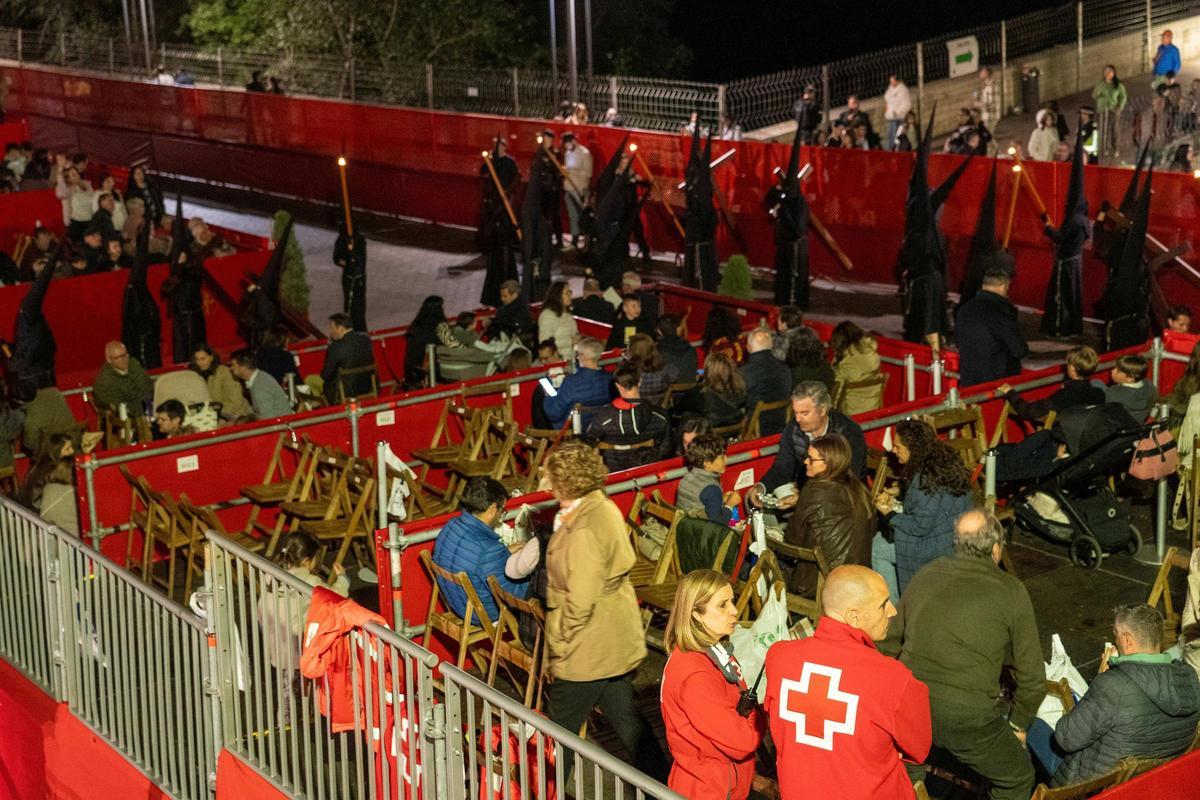 Voluntarios de Cruz Roja en uno de los palcos de la carrera oficial.