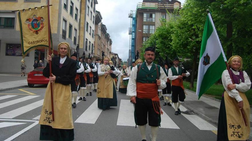 La Banda de Gaitas &quot;El Penedón&quot;, de Castropol.