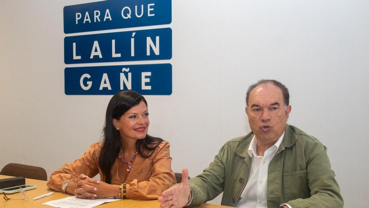 Nidia Arévalo y José Crespo, en la sede del PP de Lalín.