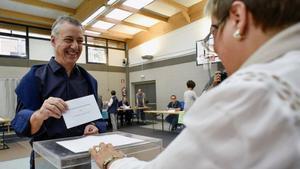 El lendakari, Iñigo Urkullu, vota en su colegio electoral de Durango (Vizcaya).