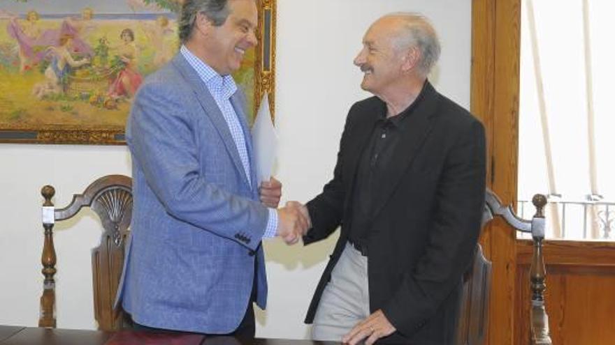 Álvarez y Muñoz Antonino tras la firma.