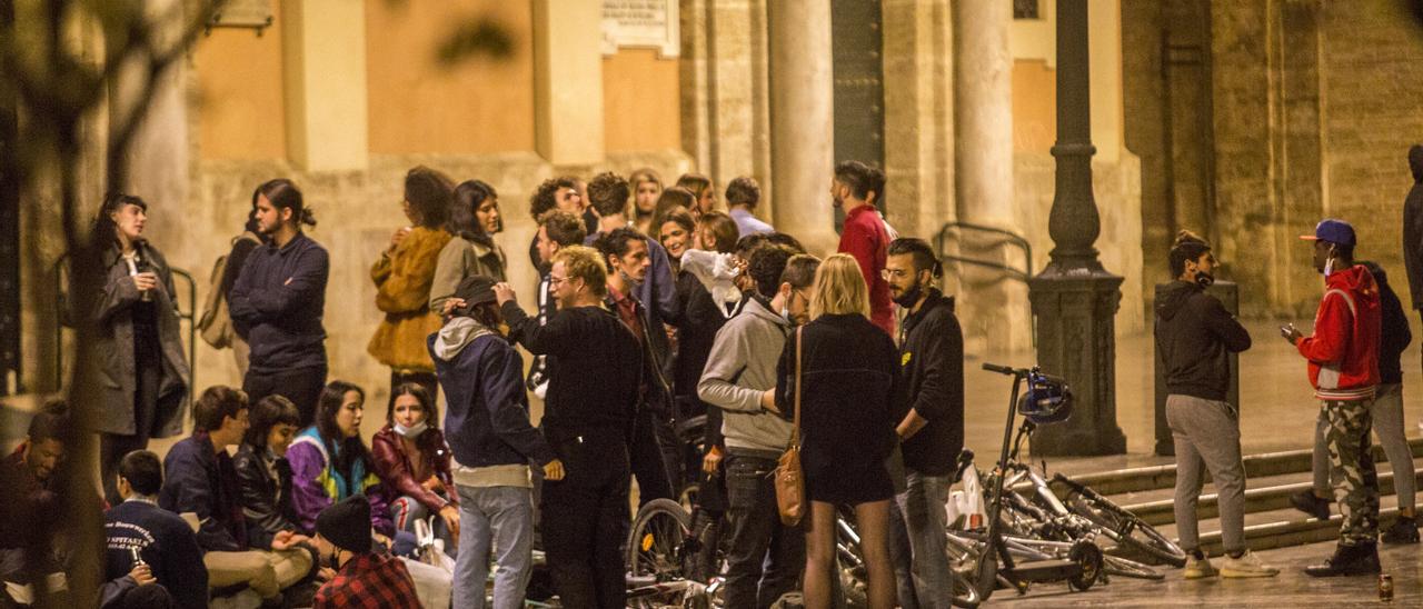 Botellón en la Plaza de la Virgen durante el mes de octubre.