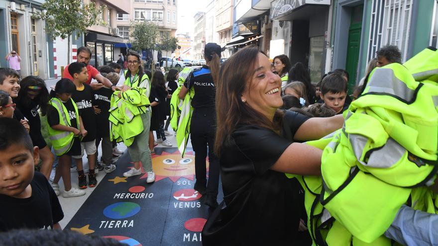 La alcaldesa acompaña a escolares del colegio Sagrada Familia en una actividad de educación vial