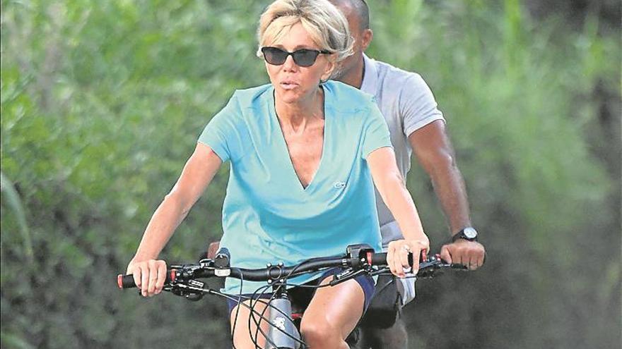 Brigitte Macron pasea en bici eléctrica