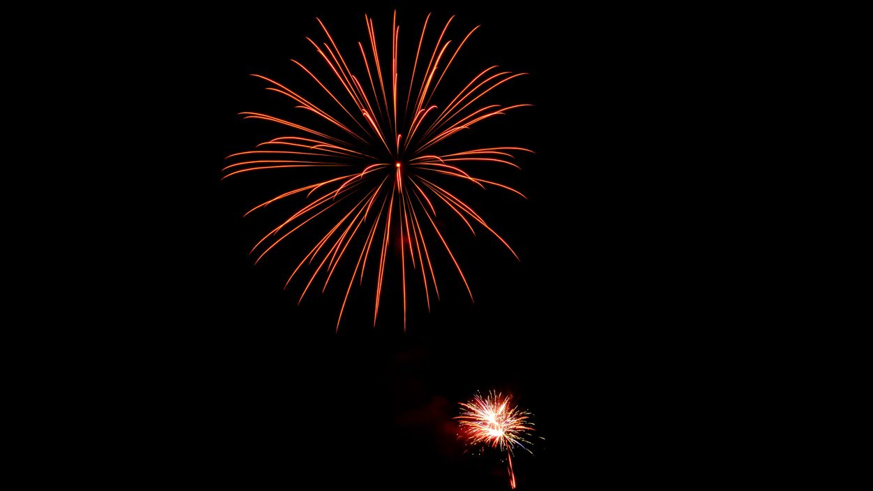 Fuegos artificiales durante una verbena de San Juan