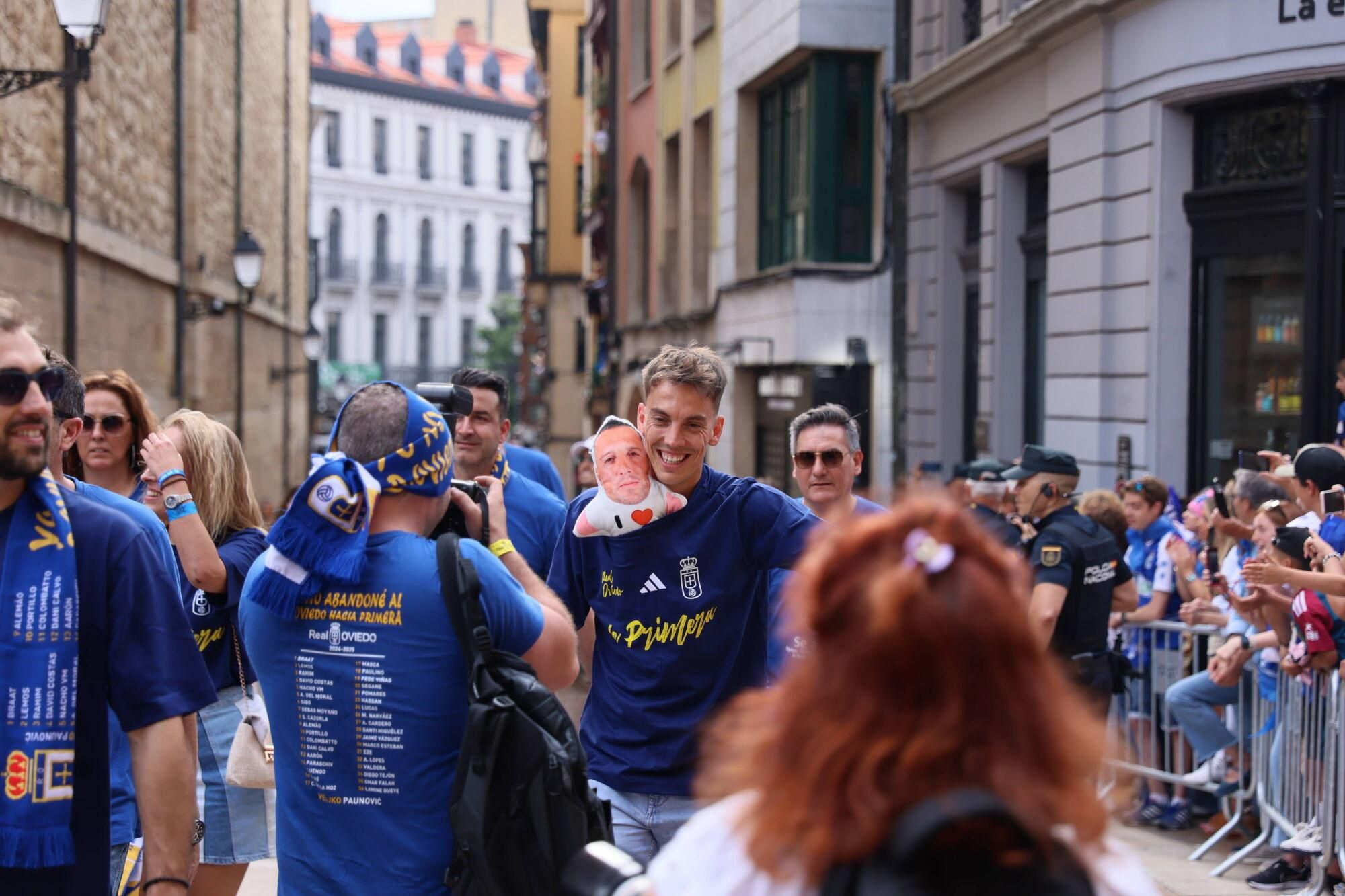 Locura azul en las calles de Oviedo para celebrar el ascenso del equipo a Primera División
