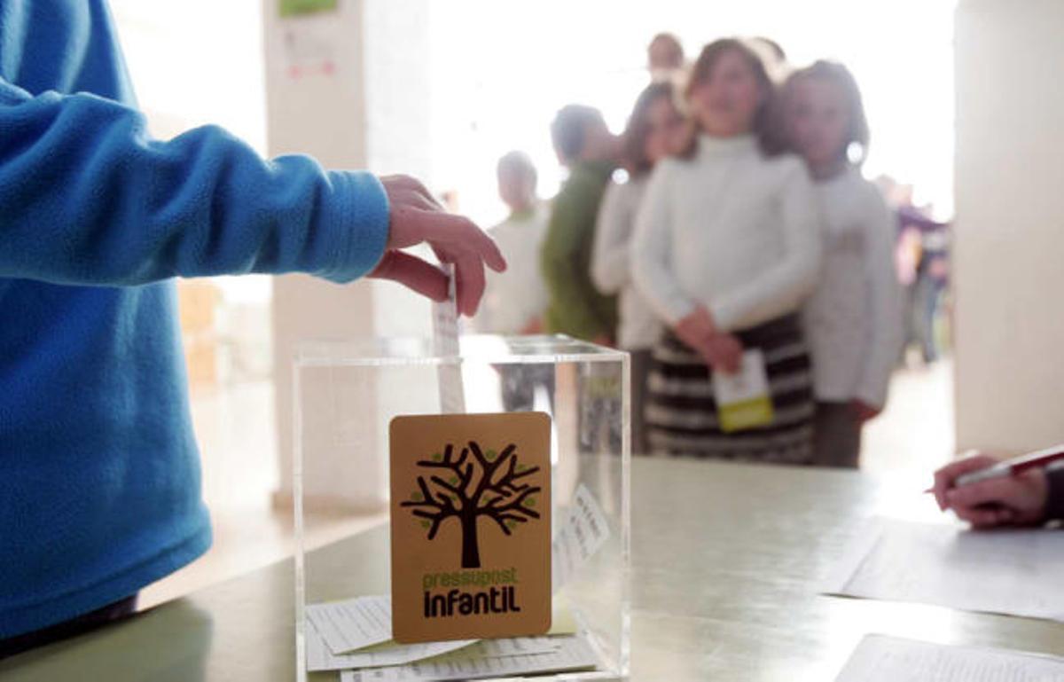 Los niños depositan su papeleta, donde marcan los proyectos que prefieren entre los nueve que se han considerado viables.