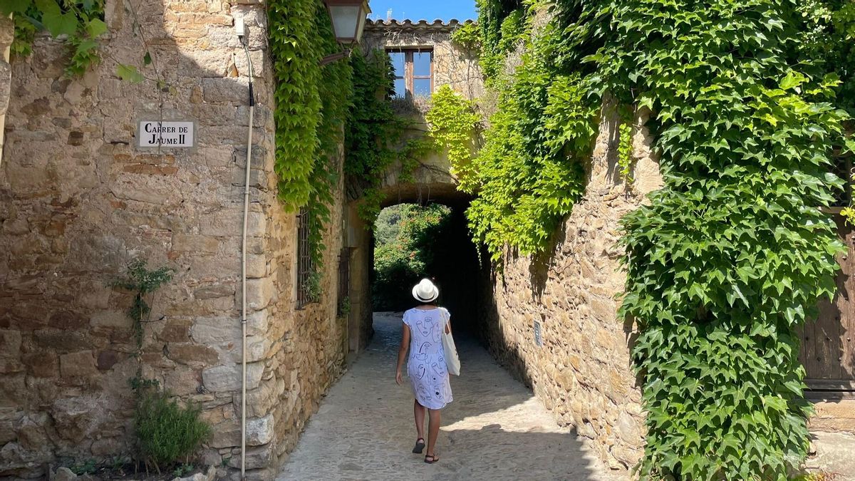 Paseando en una de las calles de Peratallada.