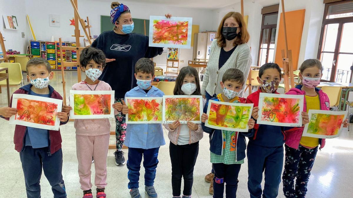 Alicia Durán y Mari Carmen Donaire con un grupo de almnos de la escuela