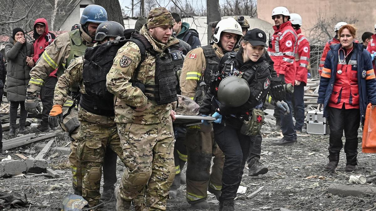 Equipos de rescate trabajando después de la última y masiva oleada de ataques rusos sobre Ucrania