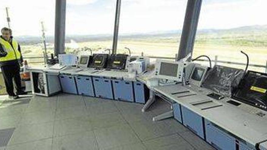 Fomento ya verifica los elementos de control aéreo del aeropuerto