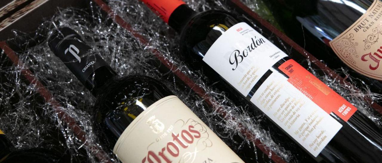 Cesta de Coesa con algunos  vinos. | J.A. RIERA