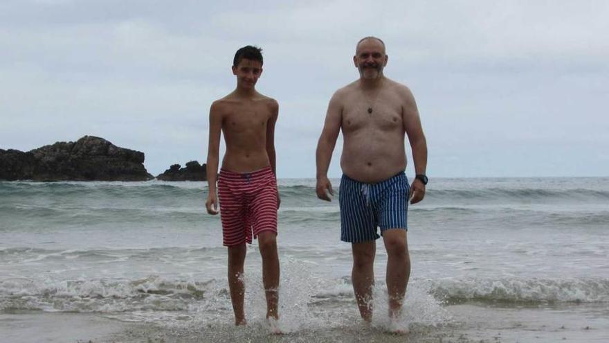 Carlos Hormigos y su hijo César salen del agua.