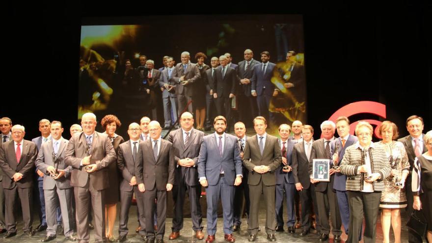 Foto de familia de todos los galardonados durante la ceremonia, acompañados de las diferentes autoridades.