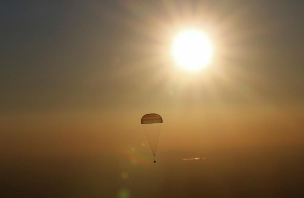 El módulo de descenso de la nave rusa Soyuz TMA-20M, con tres tripulantes a bordo, aterrizó hoy con éxito en las estepas de Kazajistán, informó el Centro de Control de Vuelos Espaciales de Rusia.