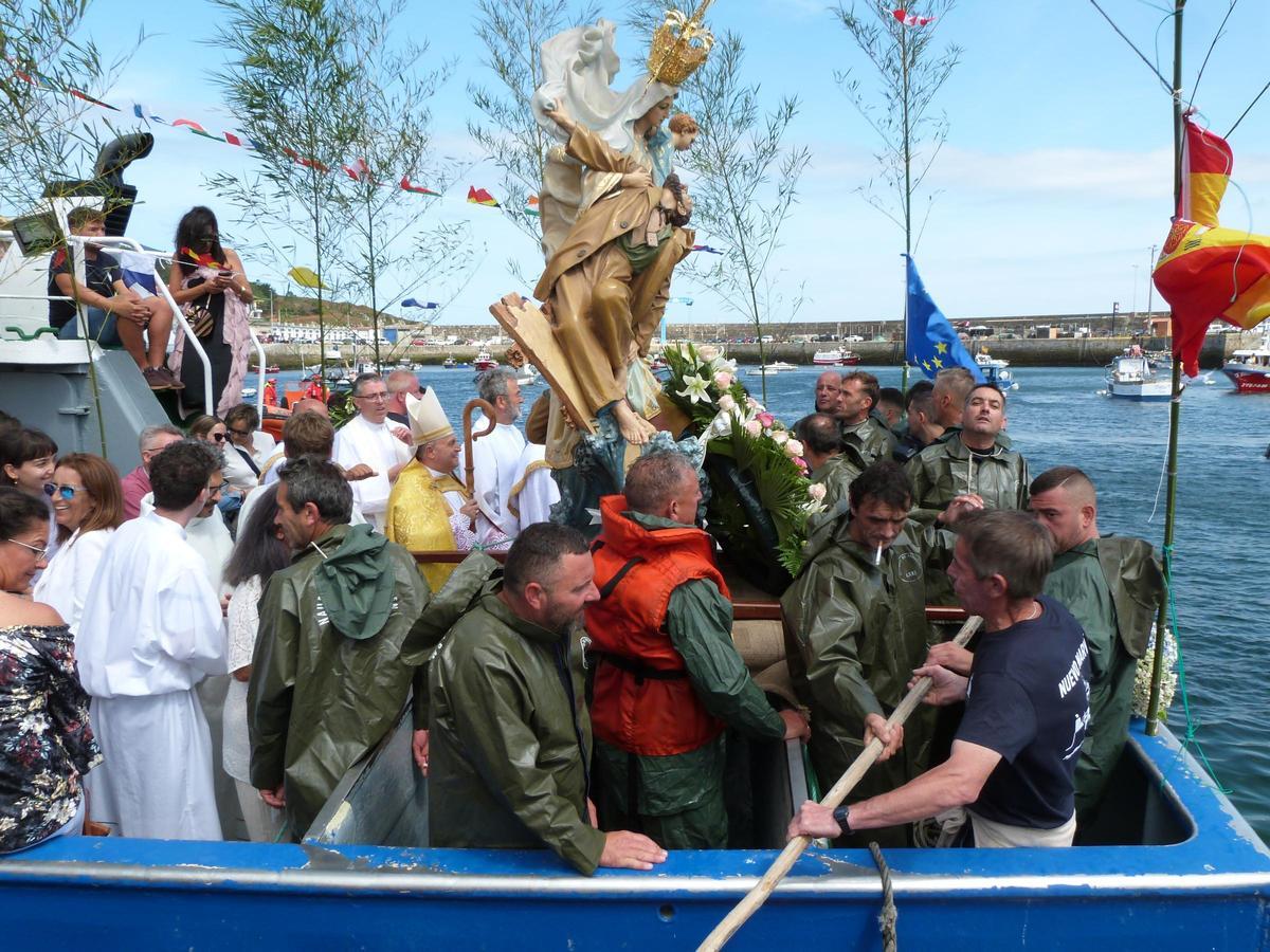 A imaxe da Virxe do Carme foi levada en procesión pola ría.