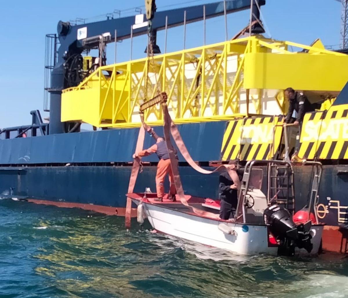 La patrullera «Ría de Vigo»,
de Gardacostas de Galicia,
subiendo a bordo una de las
lanchas incautadas el año
pasado. | FdV
