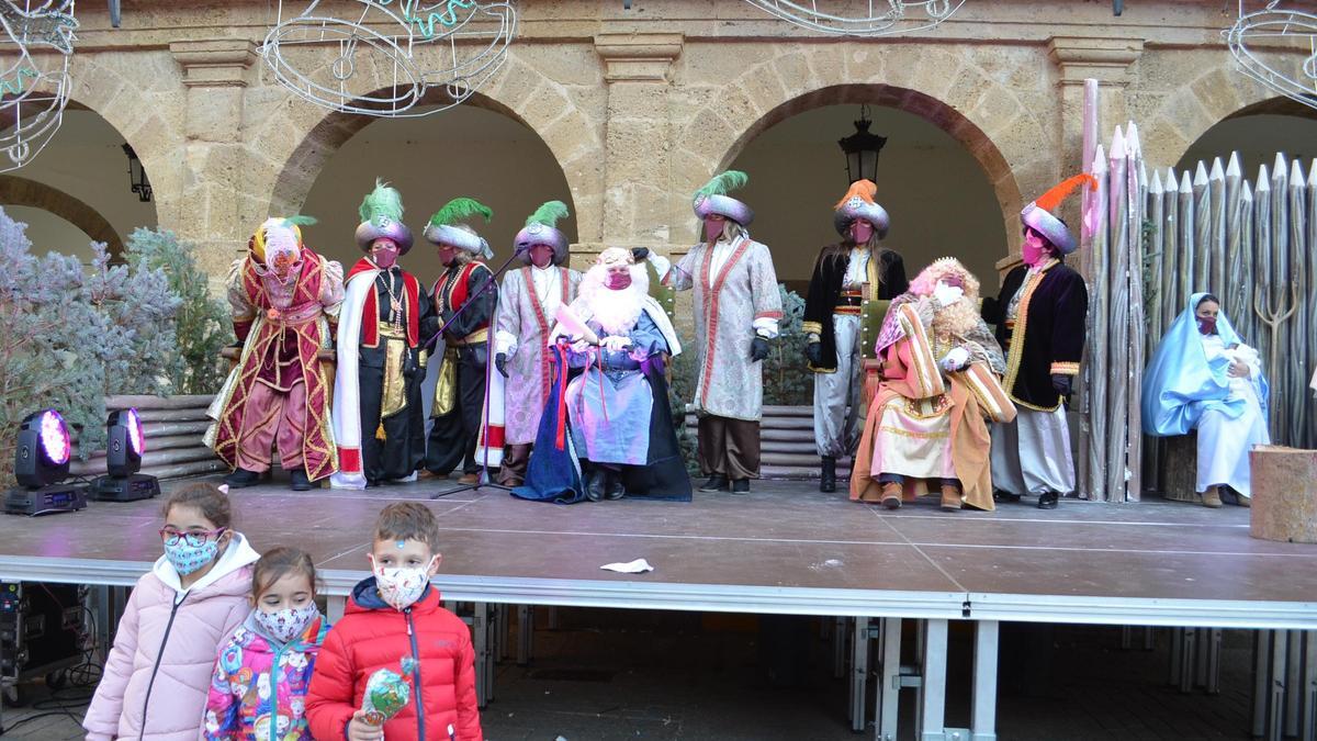 Los Reyes Magos reparten ilusión a los niños de Benavente y comarca. / E. P.