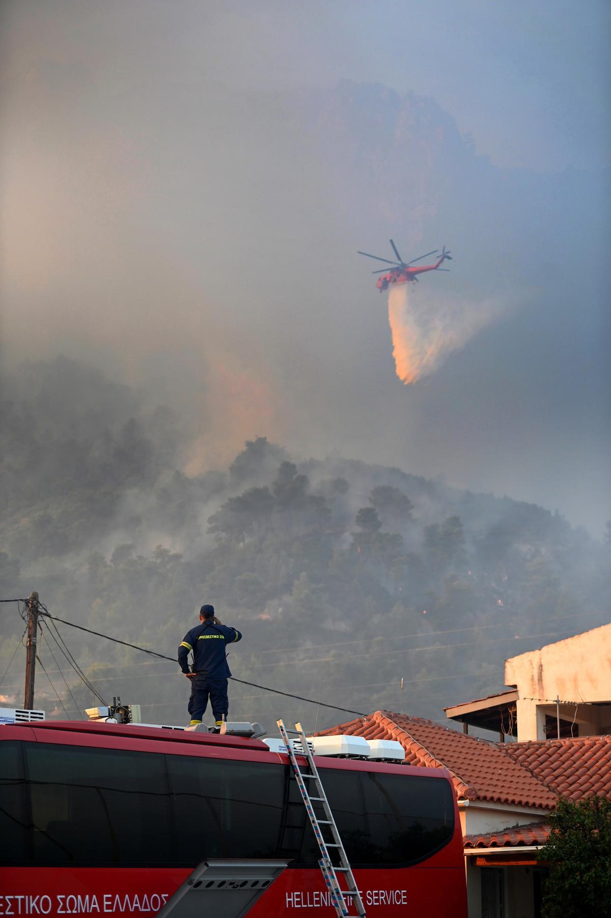 Incendios descontrolados en las islas griegas de Corfú y Rodas