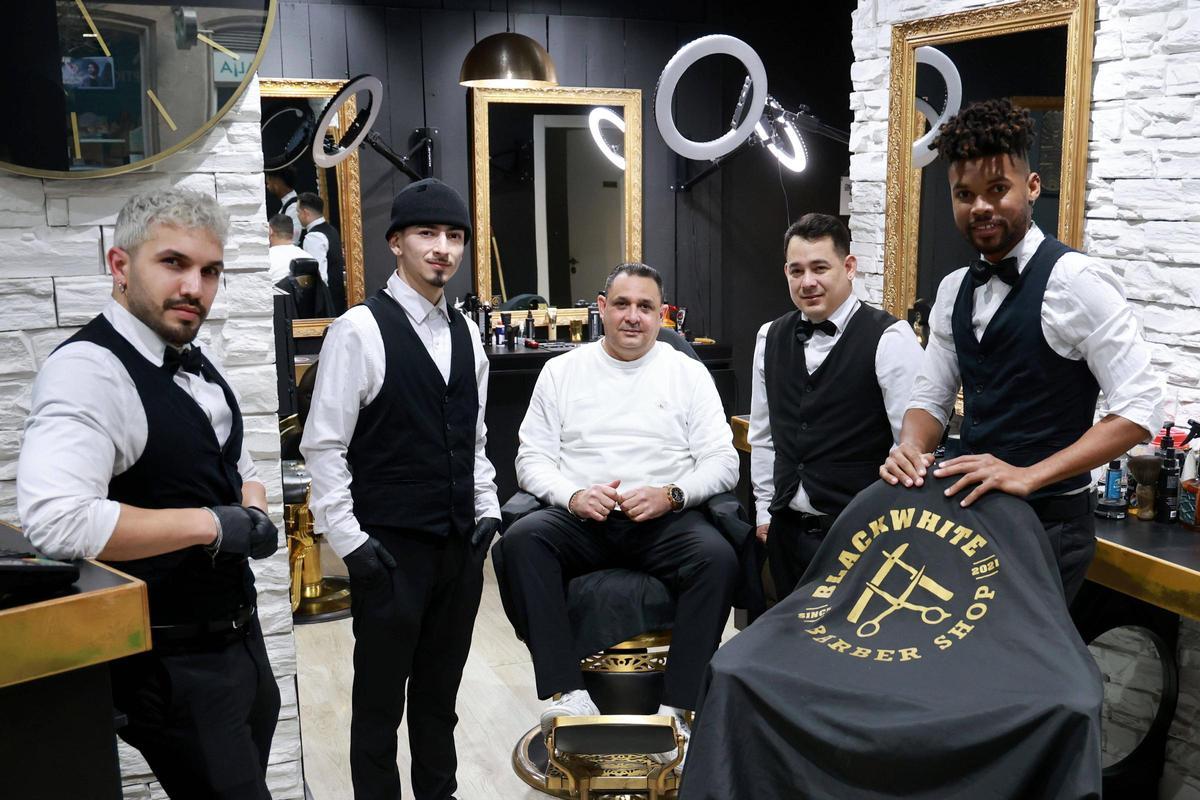 Equipo de Blackwhite Barber Shop, en el negocio de la calle Progreso.