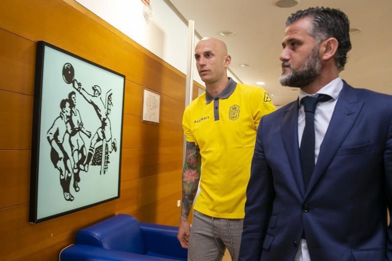 08.06.18. Las Palmas de Gran Canaria. Fútbol segunda división temporada 2018-19. Toni Otero, secretario técmico, presenta a Nauzet Pérez, como primer fichaje de la temporada de la UD Las Palmas. Estadio de Gran Canaria . Foto Quique Curberlo.  | 08/06/2018 | Fotógrafo: Quique Curbelo