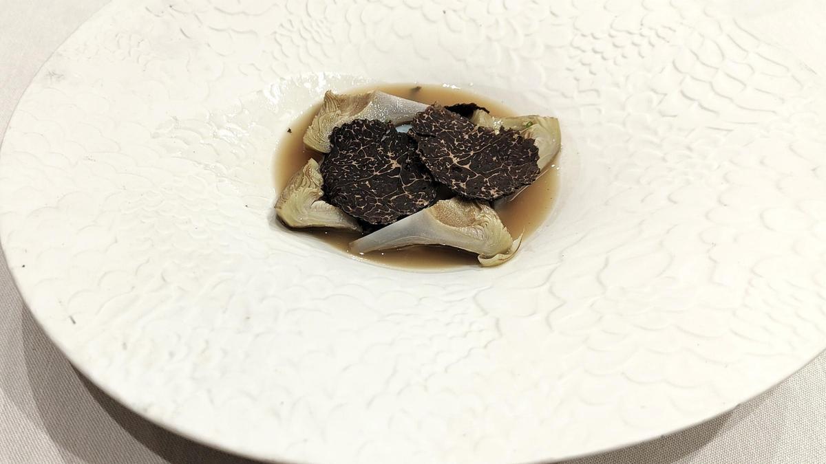 El corazón de alcachofa a la brasa con consomé de jamón de Saroa.