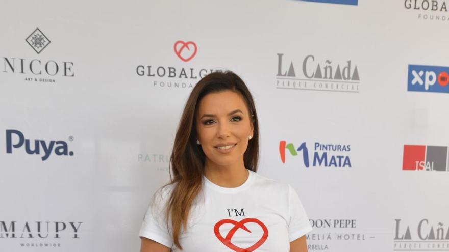 La filántropa María Bravo (i), junto a la actriz Eva Longoria (c) y Alina Peralta, posan a la llegada a la Casa Global Gift, un centro definido como pionero en Europa y donde se ofrecerán terapias a niños con enfermedades raras durante la inauguración hoy viernes en Marbella