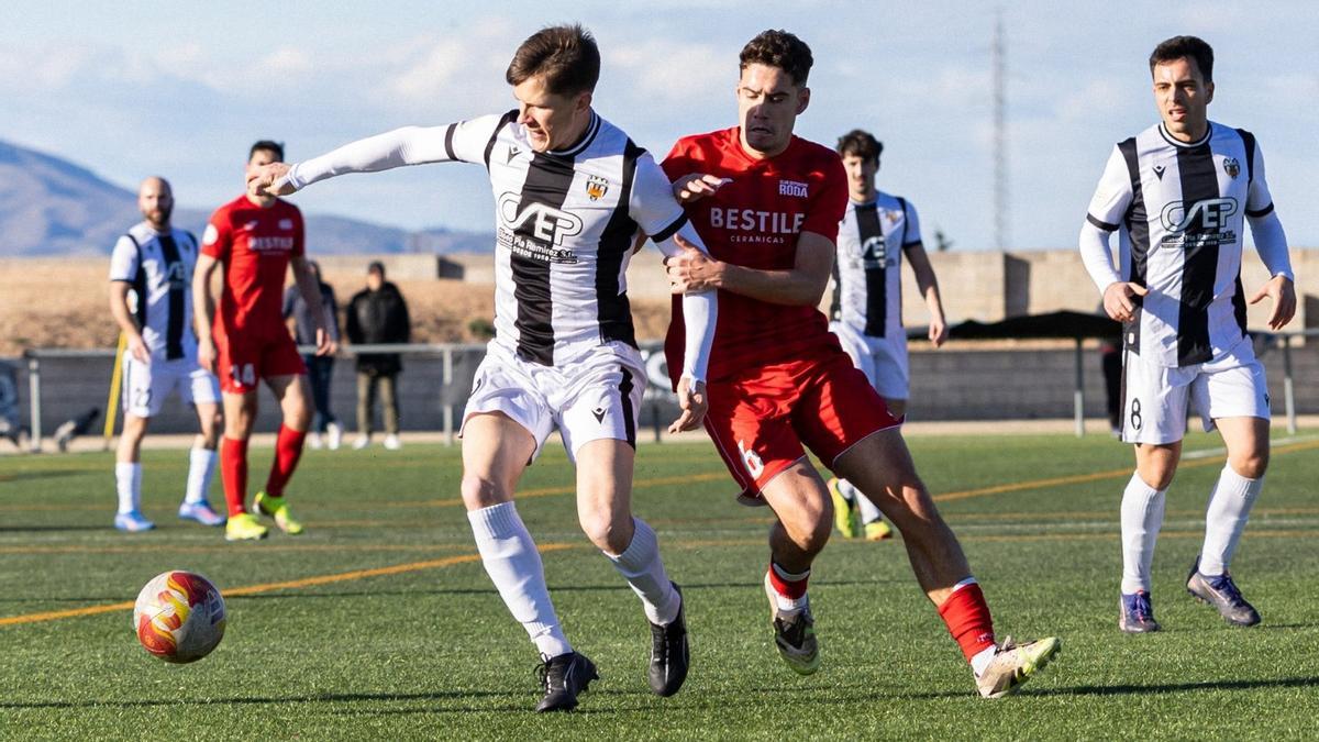 Joe Winstanley disputa un balón a Marzà, del Roda.