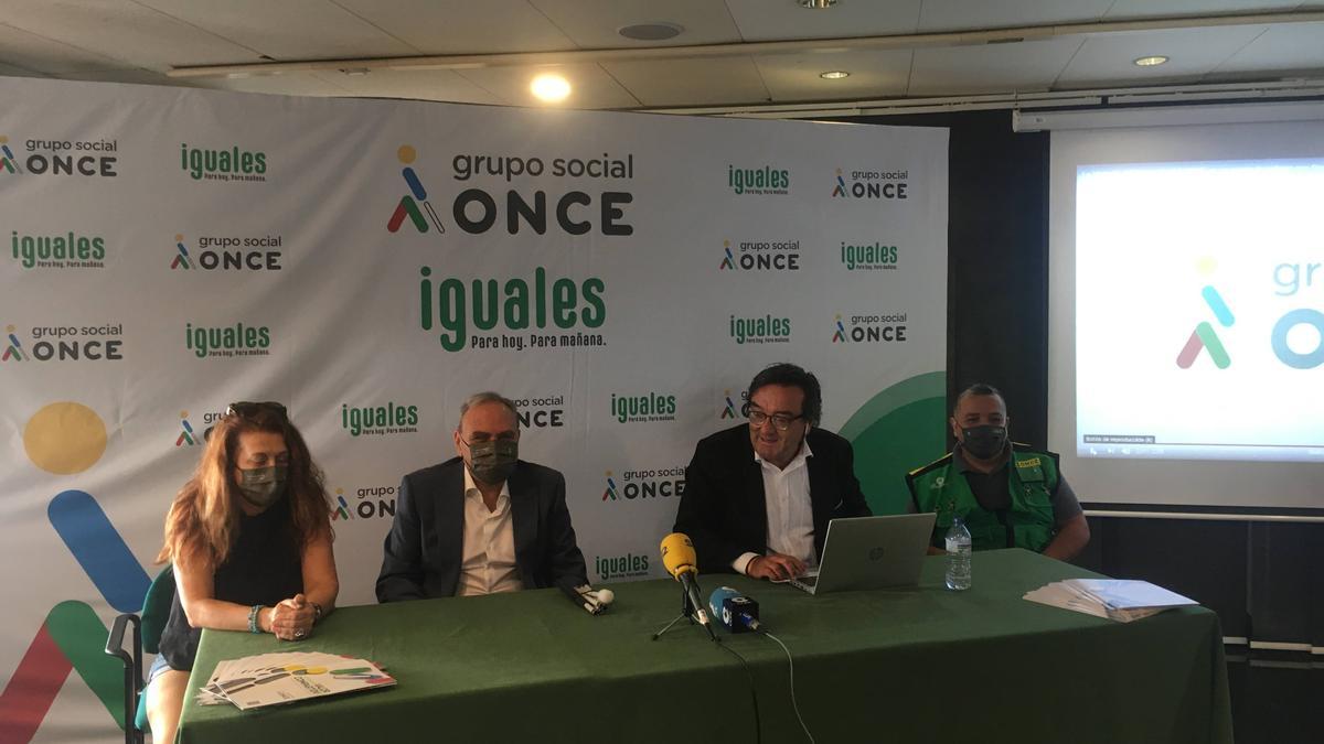 De izquierda a derecha: Ángeles madrid, Toni Sorà, José Vilaseca y marco Suárez ayer en el edificio ONCE.