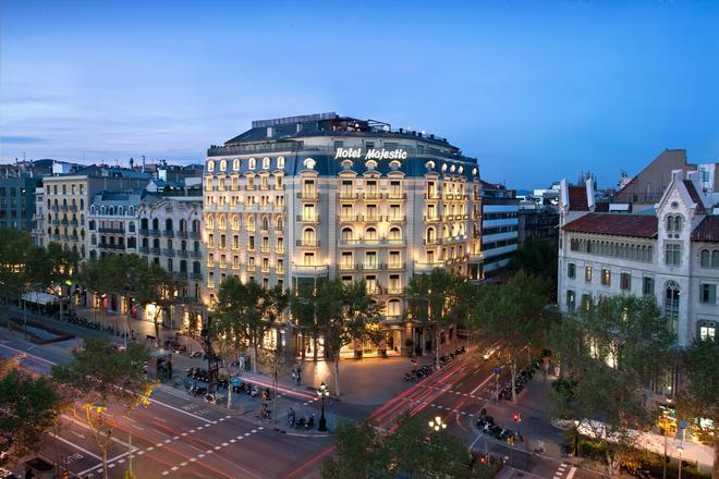 Fachada del Majestic Hotel &amp; Spa Barcelona al anochecer.