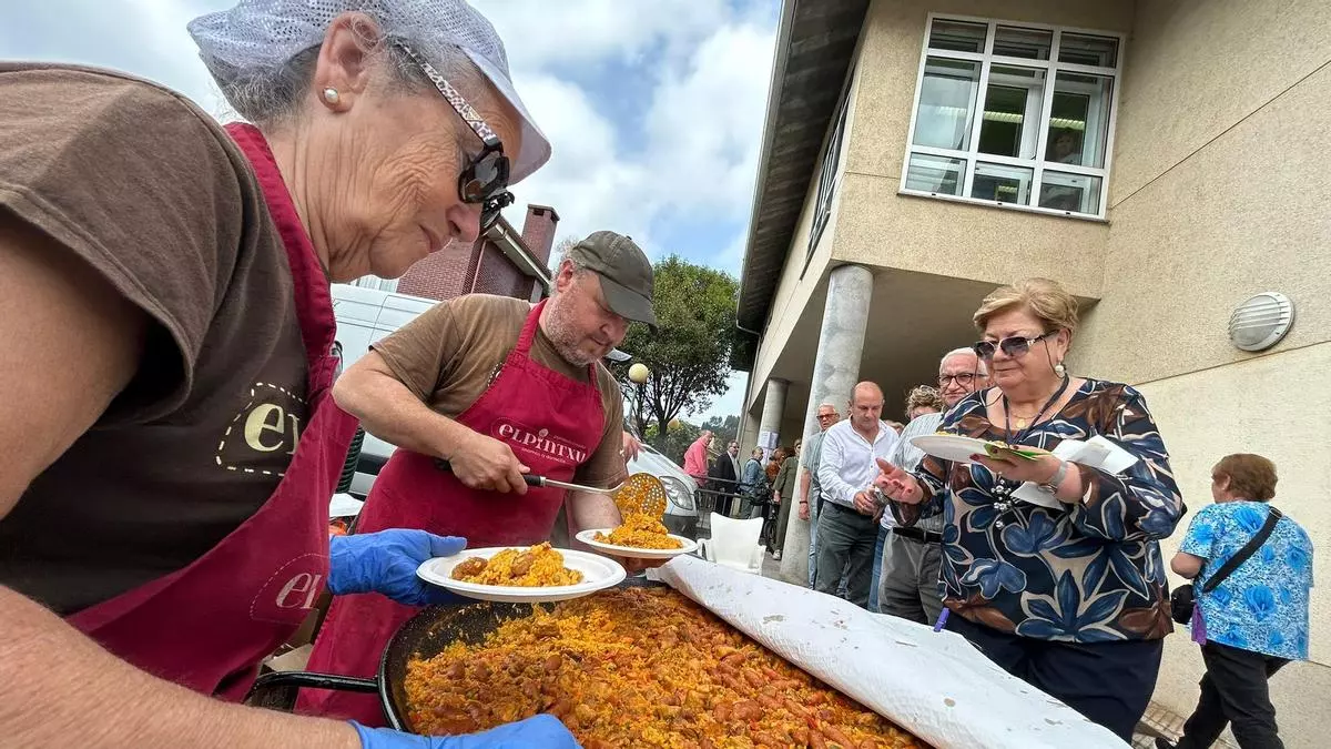 Los pensionistas de Castrillón, una familia "muy, muy grande", ante su celebración anual: música, paella y ambiente de camaradería