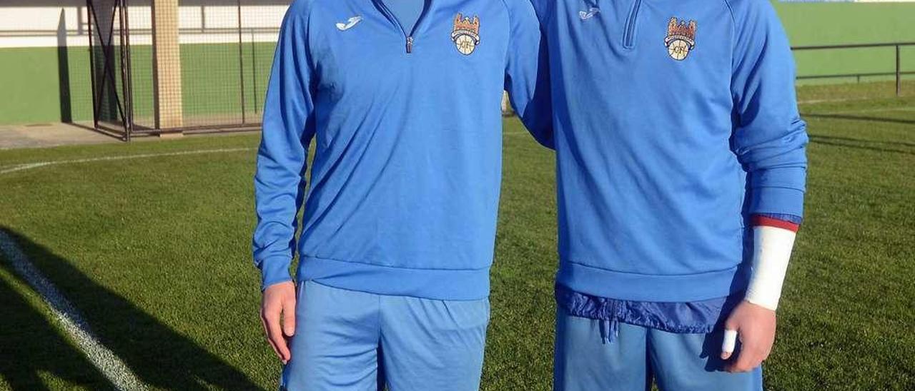 Los jugadores del Pontevedra Miguel Loureiro y Edu Sousa, durante el entrenamiento de ayer en A Seca. // Rafa Vázquez