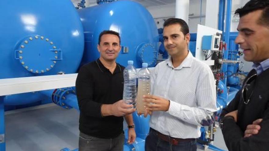 El jefe del Servicio de Aqualia y el alcalde con botellas de agua.