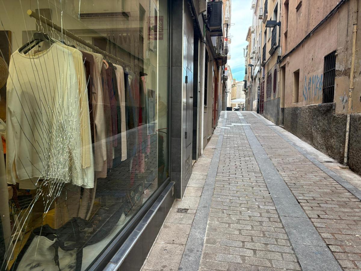 Escaparate roto en la calle Santa María de Plasencia. Los vecinos denuncian vandalismo.