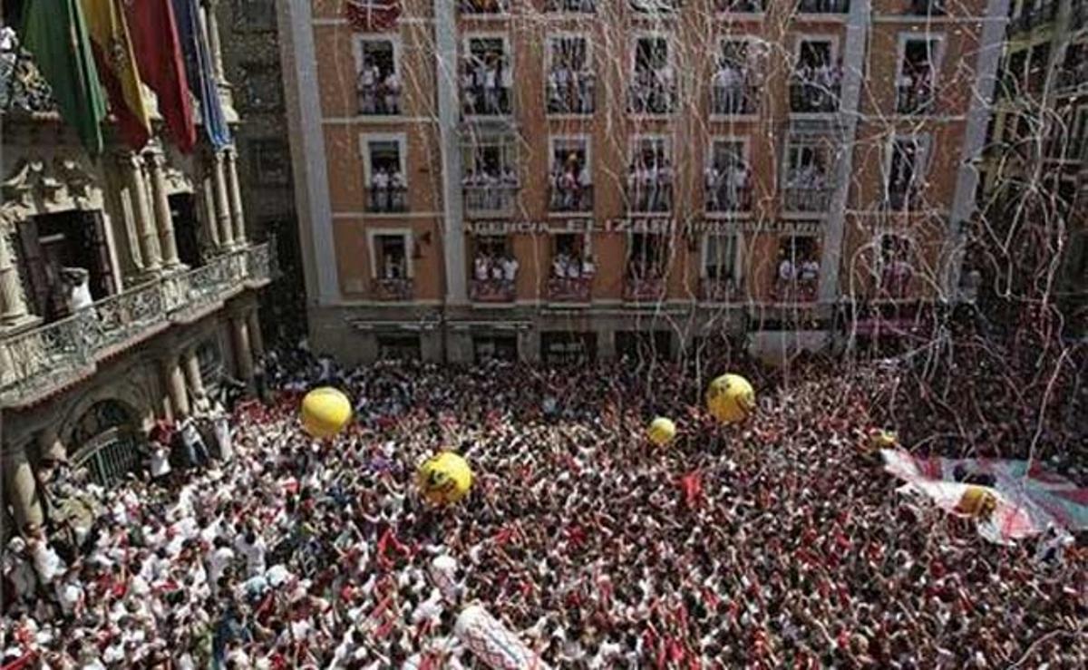 La plaça principal de Pamplona celebra l’inici de les festes després de l’anunci oficial de l’alcalde.