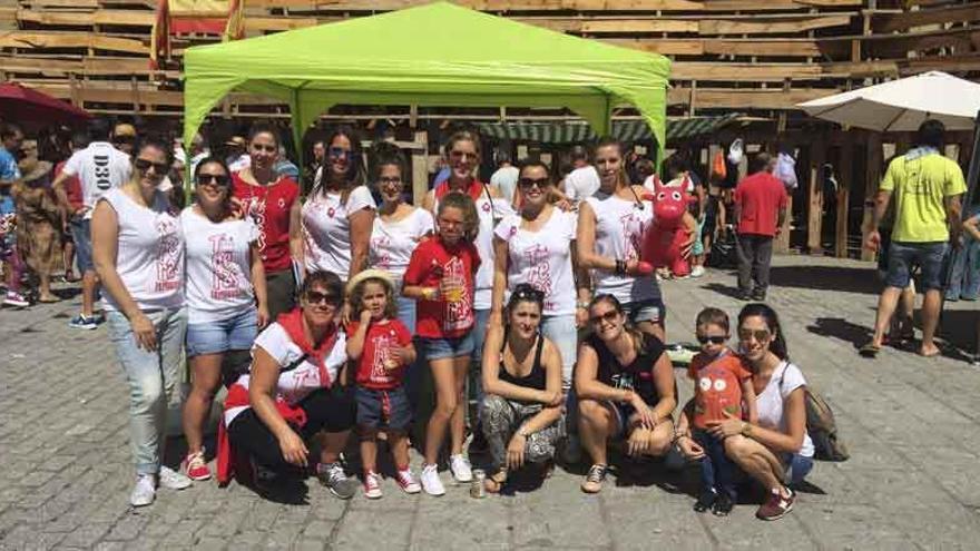 Componentes de una de las peñas disfrutan de las fiestas en la Plaza Mayor.